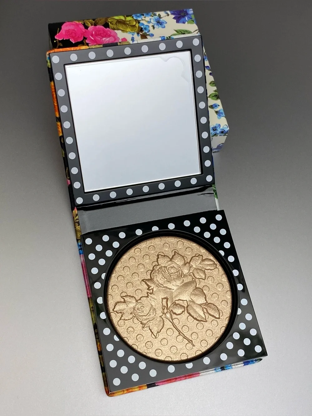 MAC by Richard Quinn “Day_Glow” Extra Dimension Skinfinish